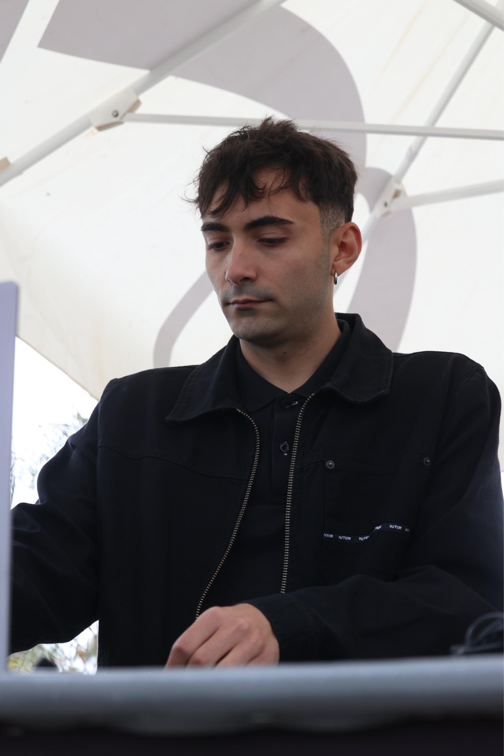 DJ